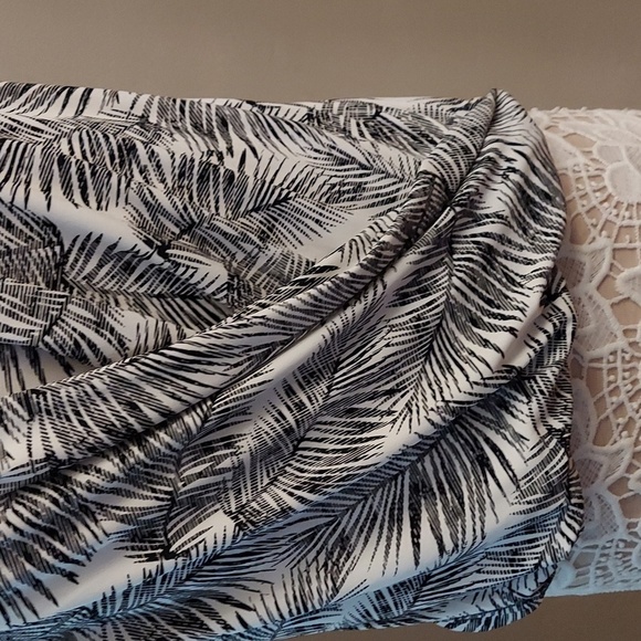 WHITE HOUSE BLACK MARKET Black And White Patterned Sleeveless Top - Picture 3 of 10